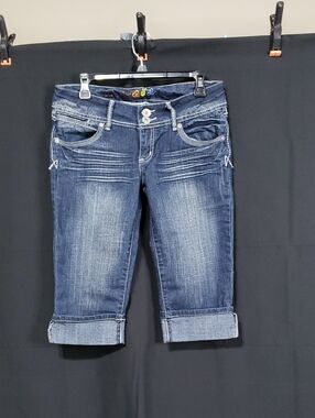 Mudd Dark Washed Cuffed Capri Jeans. Size: 9